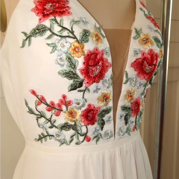 Floral Embroidered White Maxi Dress - Picture 4 of 5